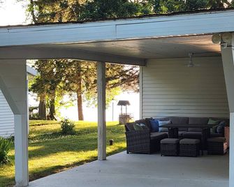 Welcome to your perfect getaway on All Sports Sand Lake - Sturgis - Binnenhof