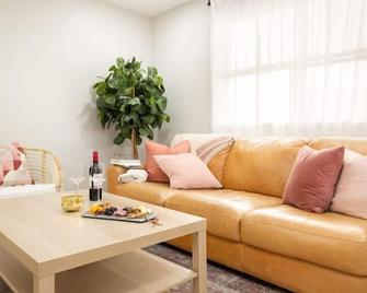 Bright&Comfy 2bed/1ba in quiet White Plains duplex - White Plains - Salon