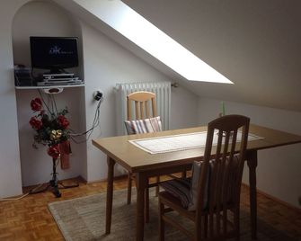 Welcome to the Red House! Great apartment for seniors! - Waldkirchen - Їдальня