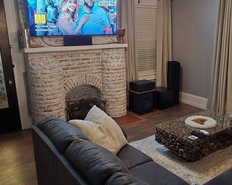 Charming 1910 Mediterranean Gem in peaceful Shreveport - Shreveport - Living room