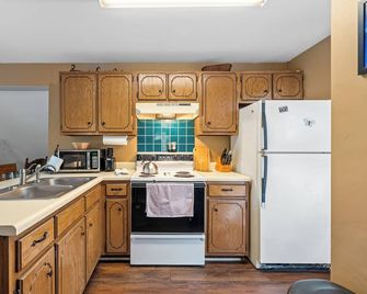 A-frame Lakefront Cabin near Spring River - Hardy - Kitchen