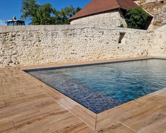 Charming Cottage in Charroux with Pool, Terrace and Included Comforts - Charroux - Piscina