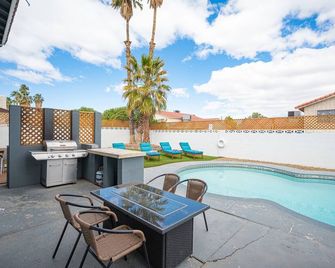 Vegas Luxe- 6BR & 3 BT pool/spa/bbq/golf10min to Strip, Airport, Stadium & More - Las Vegas - Piscina