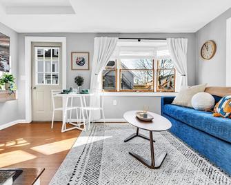 The Saco Suite - Downtown, Dog Friendly, Sleeps 4, Walk to Bars & Restaurants! - Saco - Living room