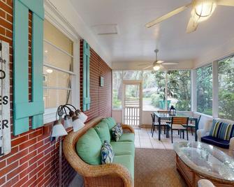 Beach Oaks Home - Jekyll Island - Living room