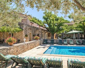 Logis Hôtel Restaurant L'Escarbille - Saint-Martin-d’Ardèche - Piscina