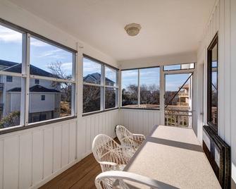 Soundside Tuckahoe home in Duck with community pool and tennis, charcoal grill, and screened porch - Duck - Balcón