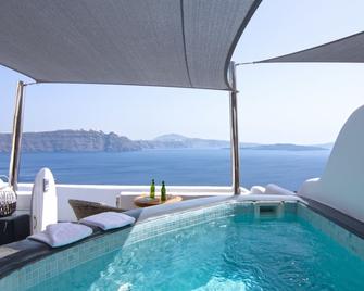 Secret Legend Suites - Fira