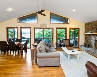 5 BR, 3 King Beds, Fire Pit, Hot Tub, Game room! Amazing Year Round Lake View!! - Sparta - Sala de estar