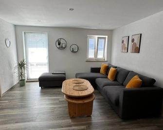 Modern 2-room apartment with garden in a central location in Selb - Selb - Huiskamer