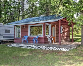 Eagle Vista Cottage at the Old Sacheen Lake Resort - Newport - Patio