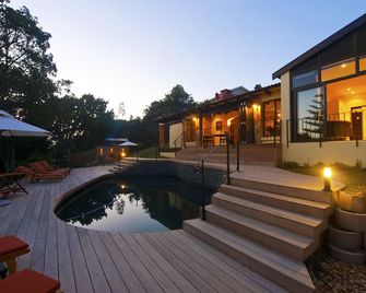 Double Dutch B & B - קניסנה - בריכה