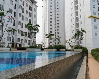 Best View 2BR Apartment at Bassura City By Travelio - Τζακάρτα - Πισίνα