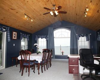 Home of 1000 Island#1-Directly on STL river, private beach & FREE boat docking - Gananoque - Salle à manger