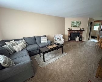 Close to shops/dining/town. TV, WiFi, AC, pet-friendly. A0205 by LRS - North Woodstock - Soggiorno