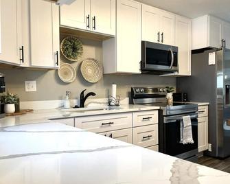 Relaxing Riverside 10 Minutes to Shipshewana - Howe - Kitchen