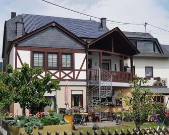 familienfreundliche Ferienwohnung Weingarten in Piesport - Piesport - Building