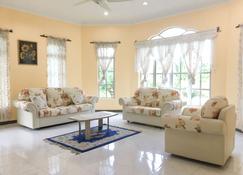 Kapal Terbang Guest House Langkawi - Langkawi - Living room