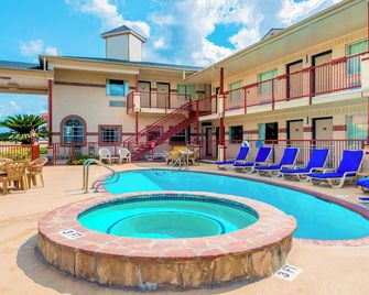 Baymont by Wyndham New Braunfels TX - New Braunfels - Pool