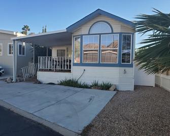 Lovely House in Gated Family Resort with Heated Mineral Pools and Spas - Desert Hot Springs - Building