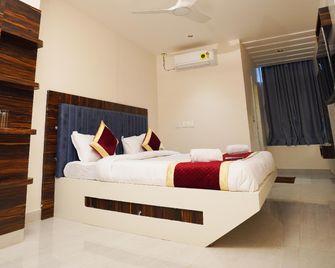 Sv Royal Luxury Rooms - Guntūr - Bedroom