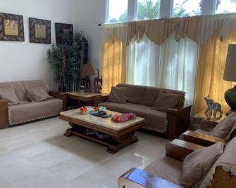 Spacious Home In Kahala That's Centrally Located w/AC, Pool, Lanai 5BR/4Bath - Honolulu - Sala de estar