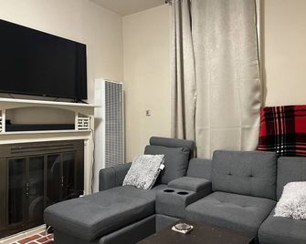 Newly Renovated 2 Bed 1 Bath apartment in the Mission/Bernal Heights area! - San Francisco - Living room
