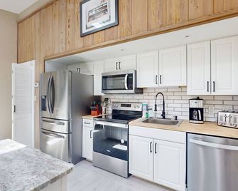 Hidden in the Oaks: Dog-friendly, close to beach and local attractions! - Atlantic Beach - Kitchen