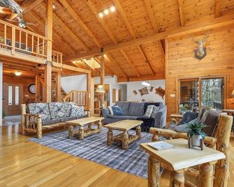 Reflection Ridge an Epic Mountain Cabin w/ Pickleball, Sauna, Theatre, Golf-Sim, Pond & Hot Tub - Mill Hall - Living room