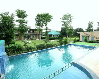 Aranya Resort & Suites By Shivaneel Hospitality - Rāmnagar - Piscina