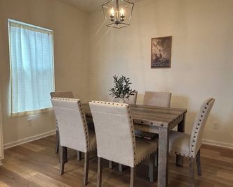 Peaceful 3-bedroom home with heart in charming Martinsville - Martinsville - Eetruimte