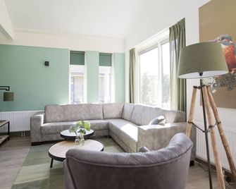 Attractive Bungalow with Covered Terrace near Veluwe - Voorthuizen - Sala de estar