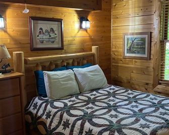 A beautiful log cabin home on Lake Huron, amazing lake views, hot tub, game room - Cheboygan - Bedroom