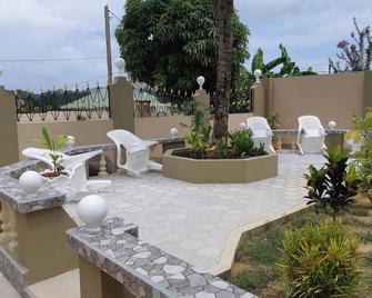 Apartment With one Bedroom in Baie Sainte Anne, With Wonderful sea View, Enclosed Garden and Wifi - Near the Beach - Baie Sainte Anne - Patio