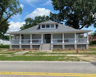 Old Home in the Hub of Latta - Latta - Edificio