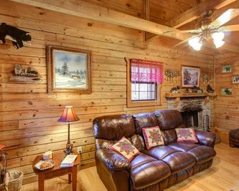 Cozy Cabin w/ Free Attraction TIckets & Private Hot Tub - Get Away From it All - Townsend - Living room
