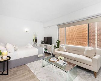 Urban Chic Studio By 'the Strip' - Perth - Bedroom