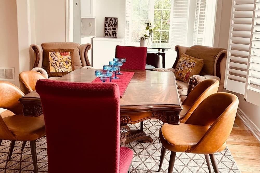 Woodspring Vacation Home - Newmarket - Eetruimte