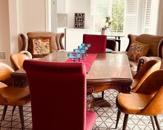Woodspring Vacation Home - Newmarket - Eetruimte