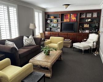 Spacious living in Historic Georgetown with shops, dining, museums steps away! - Georgetown - Living room