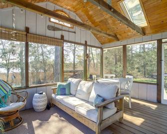 Dog-Friendly Westover Cottage with River Access! - Westover - Living room