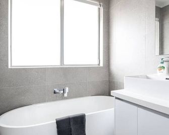 A Private Hideaway with Large Backyard and CarParks - Bayswater