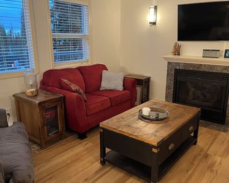 Ski Retreat for first tracks and a central location! Private Hot Tub! - Vernon - Salon