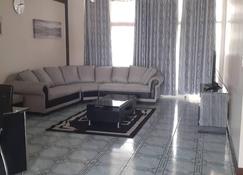 Spacious Executive Holiday Apartment In Bulawayo - Bulawayo - Living room