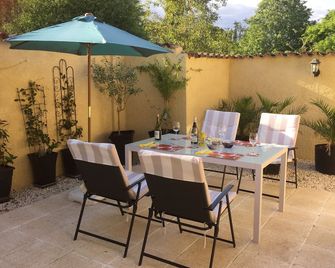  Gite with pool & fab gardens 5 mins from quaint village with restaurants & shop - Tremolat - Patio