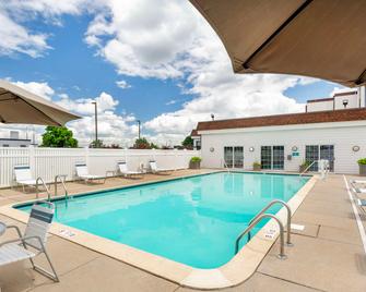 Best Western Hartford Hotel & Suites - הארטפורד - בריכה