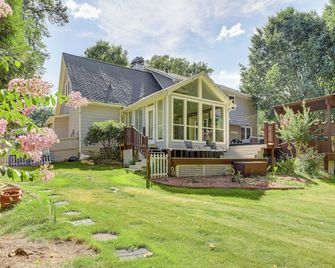 6 Mi to Stone Mountain Park: Home w/ Deck! - Snellville - Edificio