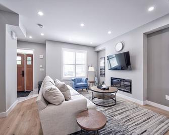 Cottage featuring Lake view balcony, private elevator and 3 en-suites! - Fort Erie - Living room