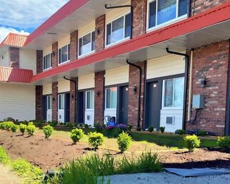 Lakewood Inn - 100 Mile House - Building