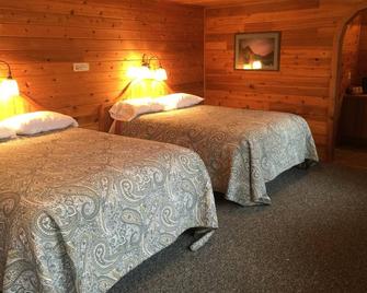 Whistling Swan Motel - East Glacier Park - Bedroom